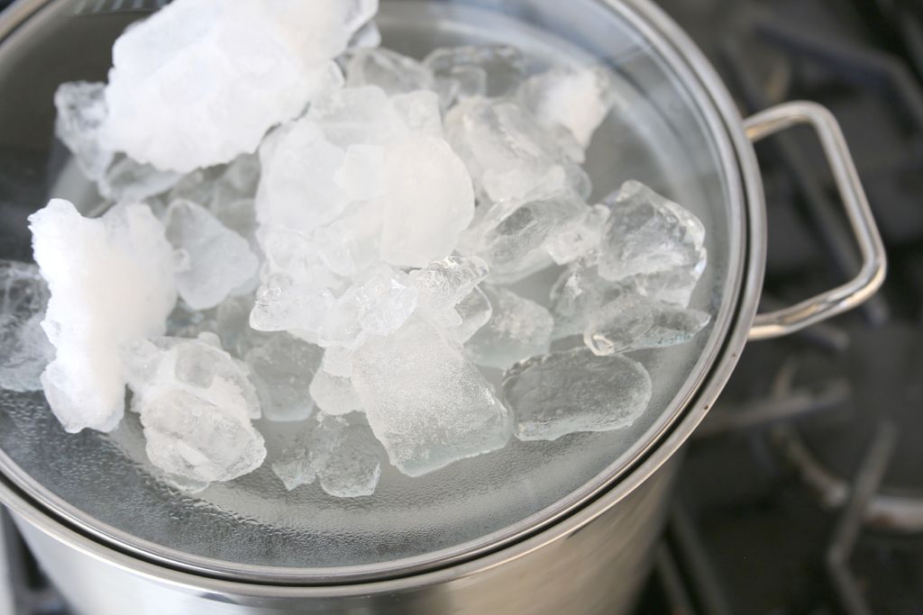 Как получить дистиллированную воду в домашних. Заморозка дистиллированной воды. Лед в кастрюле. Дистиллированная кастрюля. Кипяченая вода это дистиллированная.