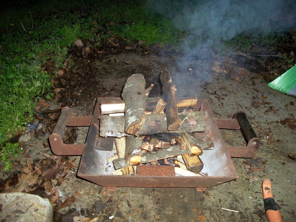 Самодельный уголь. Угли для мангала из дров. Печь для производства древесного угля для шашлыка. Самодельный древесный уголь. Угли из дров для шашлыка.